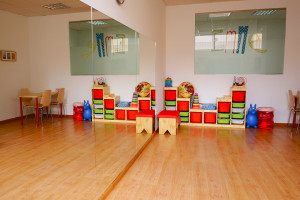 Sala infantil con materiales en EmME Fisioterapia